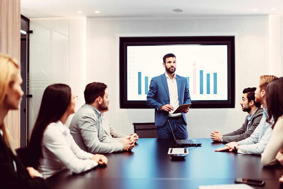 Avania Clinical Solutions experts collaborating on medical technology development strategies to advance emerging tech from concept to market.